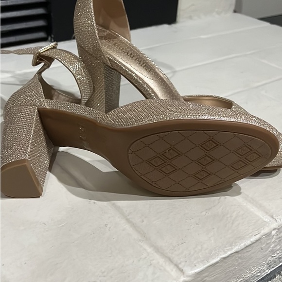 Gold sparkly heels size 9.5 - Picture 4 of 4